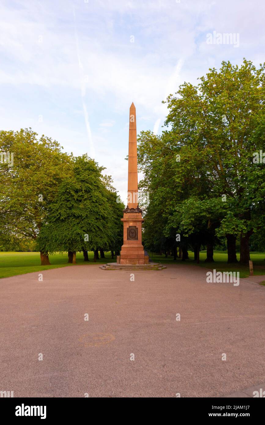 L'obelisco commemorativo di Samuel Smith a Sefton Park, Liverpool, Regno Unito, con un caldo bagliore dal sole del tardo pomeriggio. Foto Stock