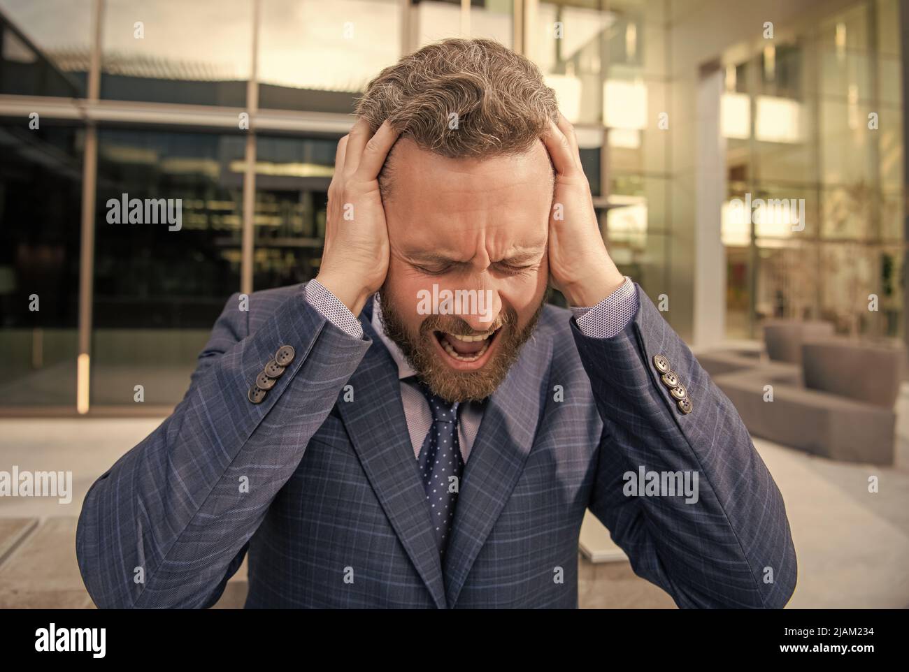 ritratto maturo del boss bearded. frustrato uomo d'affari in formalwear. fallimento di affari Foto Stock