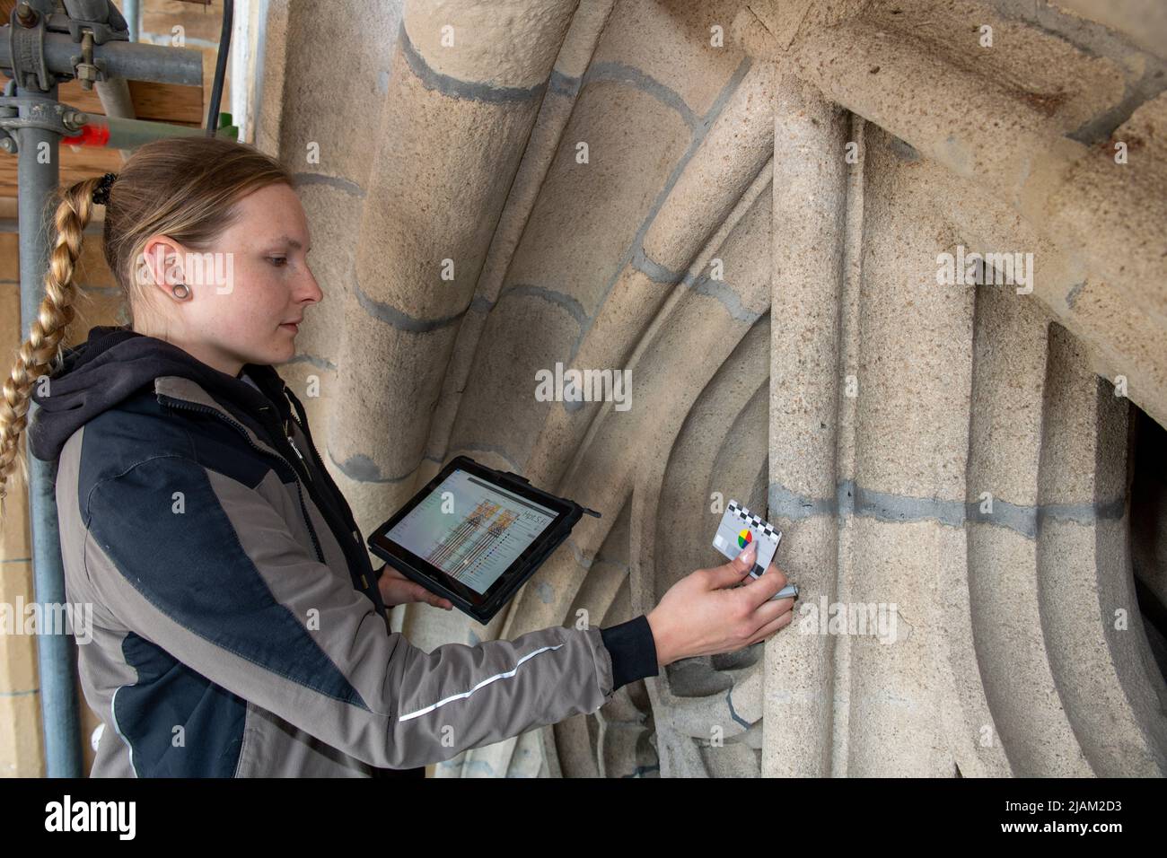 Ulm, Germania. 31st maggio 2022. Lo stonemason Jessica Gläser mappa i danni da costruzione su un arco a finestra sulla torre principale della Cattedrale di Ulm. Fin dal Medioevo, la conservazione di capolavori architettonici come la Cattedrale di Ulm ha comportato l'istituzione di laboratori comunitari permanenti sugli edifici, noti come 'Bauhütten'. Alla fine del 2020, il sistema europeo di Bauhütten è stato incluso nel patrimonio culturale immateriale dell'UNESCO. Credit: Stefan Puchner/dpa/Alamy Live News Foto Stock