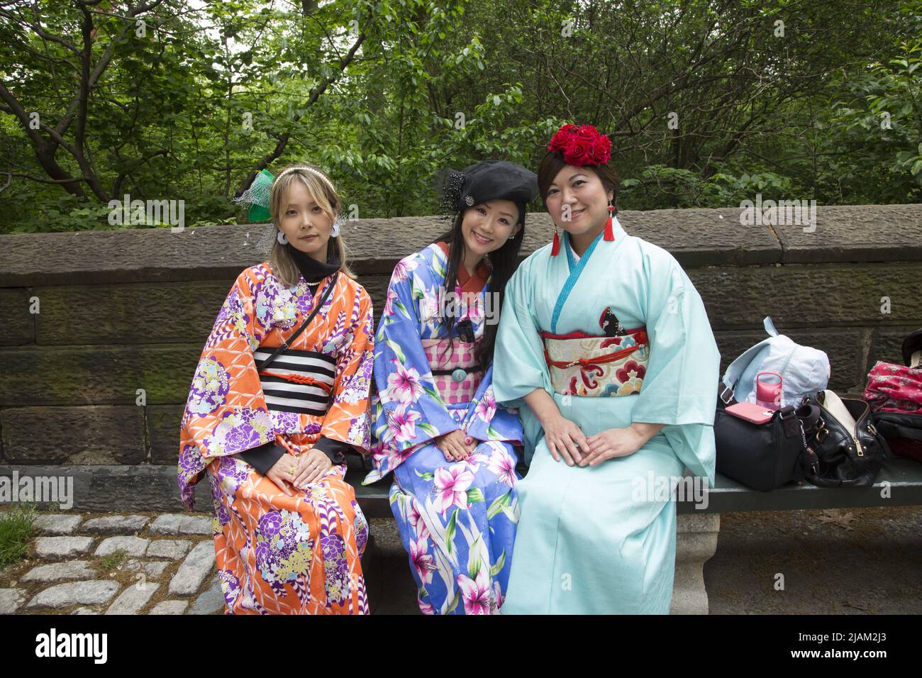 Prima parata del Japan Day a Central Park West a Manhattan il 15 maggio 2022 a New York City. Donne vestite in bellissimi kimonos alla Japan Day Parade. Abiti lunghi e sciolti con maniche larghe e legati con un telaio, originariamente indossato come capo formale in Giappone e ora anche usato altrove come abito. Foto Stock