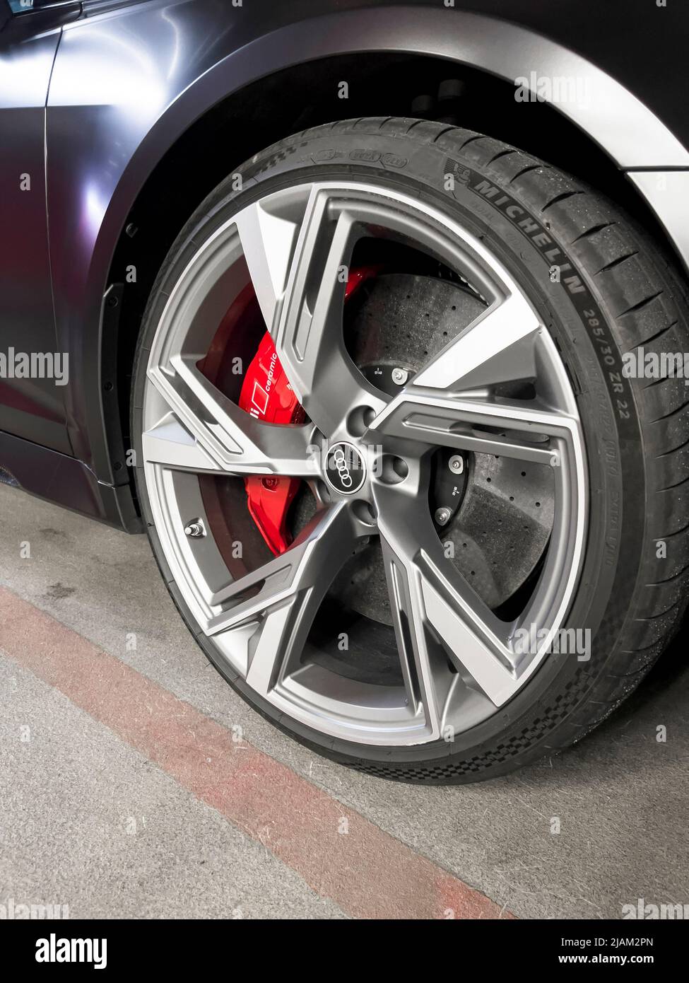 Sankt-Petersburg, Russia, 7 maggio 2022 : Audi RS 6 Avant dettagli esterni. Pneumatico e cerchio in lega. Freni carbo-ceramici. Dettagli esterni dell'auto Foto Stock