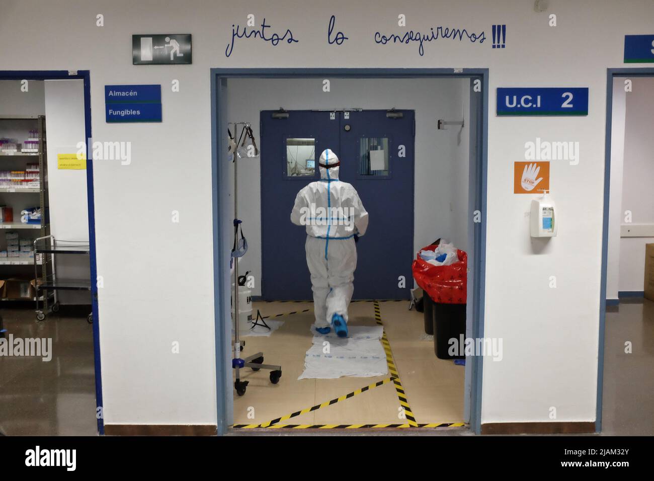Un infermiere che entra nell'unità di terapia intensiva dell'ospedale Severo Ochoa di Madrid, Spagna, durante la pandemia. Foto Stock