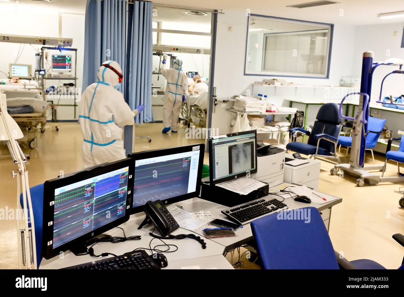 L'unità di terapia intensiva dell'ospedale Severo Ochoa di Madrid, Spagna, con alcuni pazienti Covid, durante la pandemia covida. Foto Stock