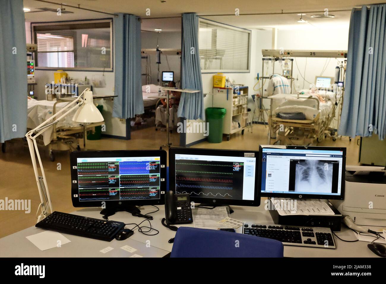 L'unità di terapia intensiva dell'ospedale Severo Ochoa di Madrid, con alcuni pazienti di Covid. Nacho Hernandez, VG. Foto Stock