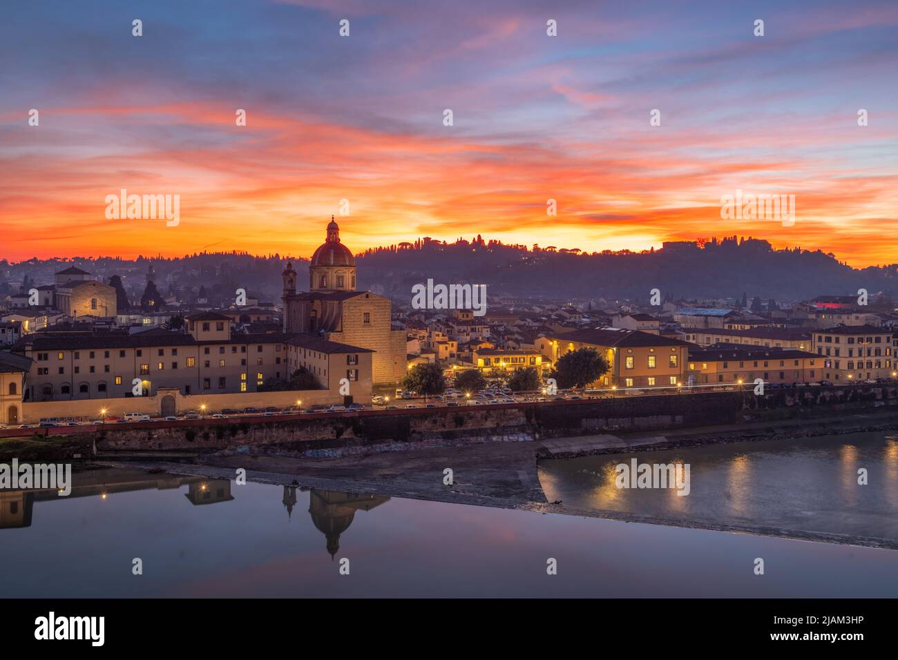 Firenze, Italia con San Frediano a Cestello sul fiume Arno al crepuscolo Foto Stock