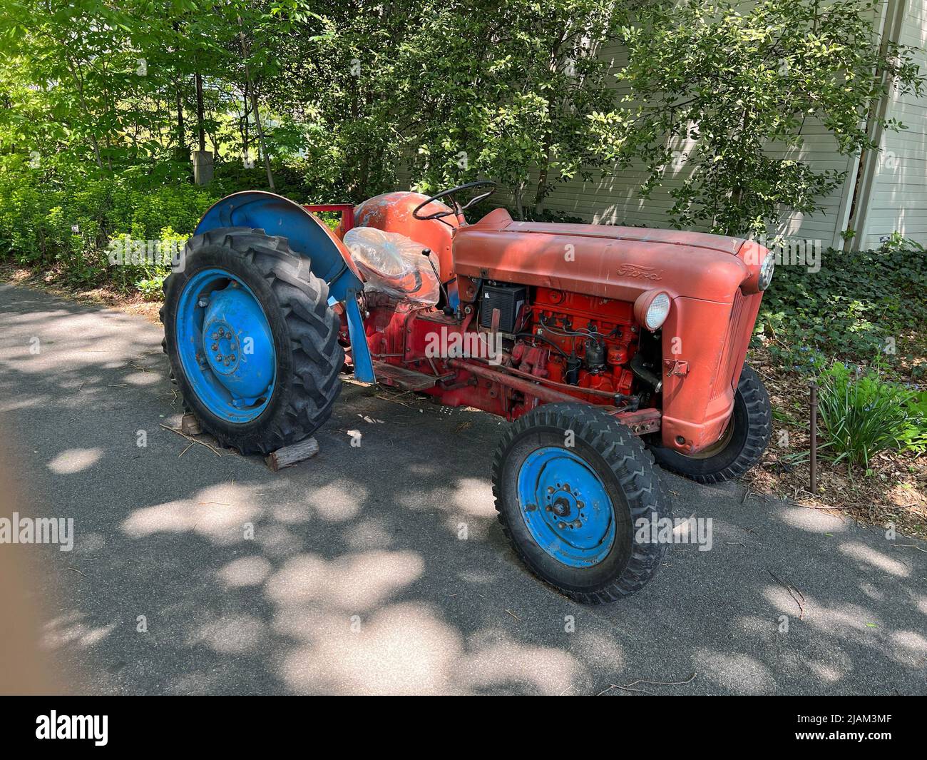 Trattore Ford classico parcheggiato nel Brooklyn Botanic Garden, Brooklyn, New York. Foto Stock