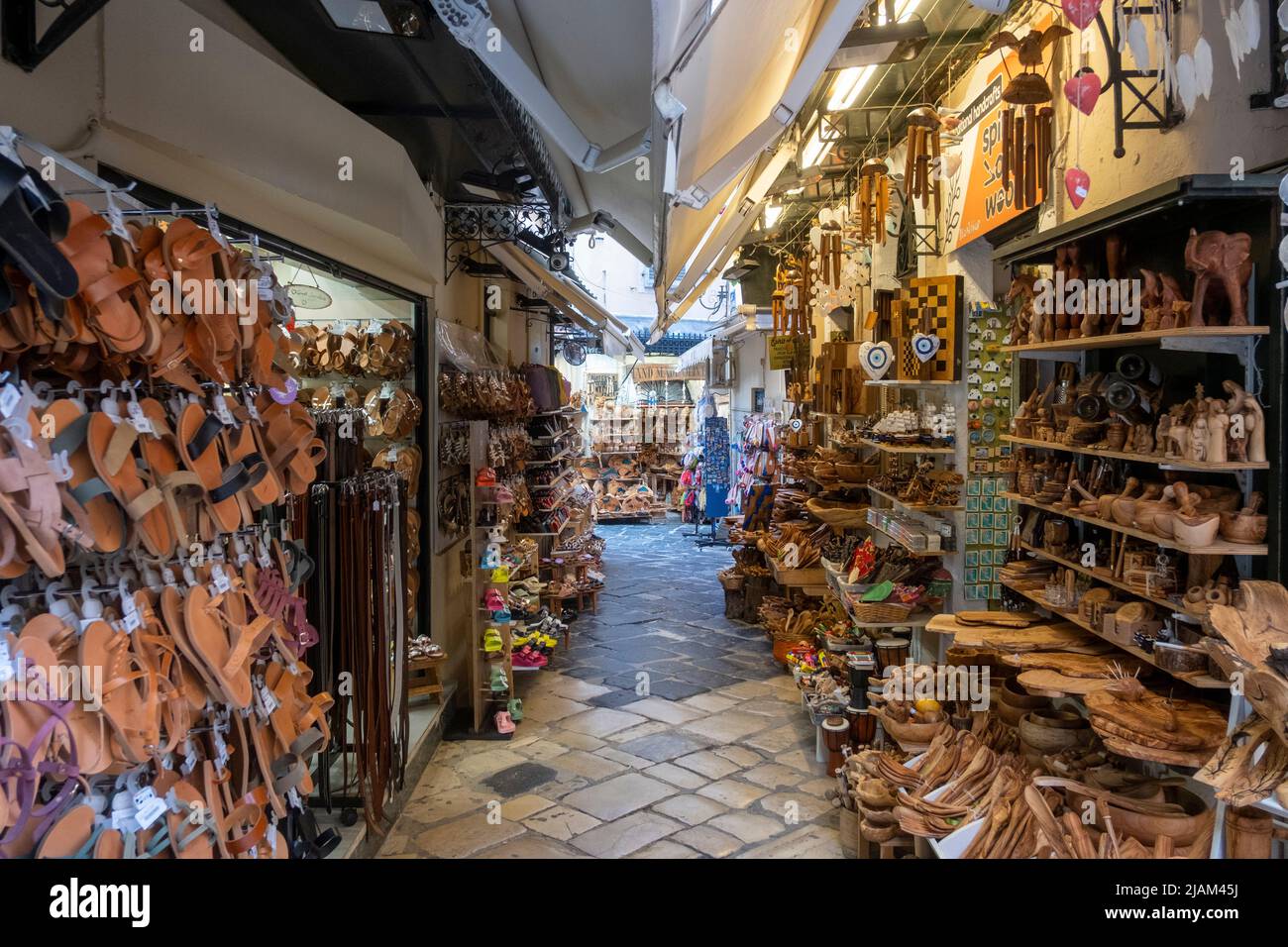 Negozio di sandali con souvenir turistici, Corfù Town, Corfù o Kerkyra, Grecia Foto Stock