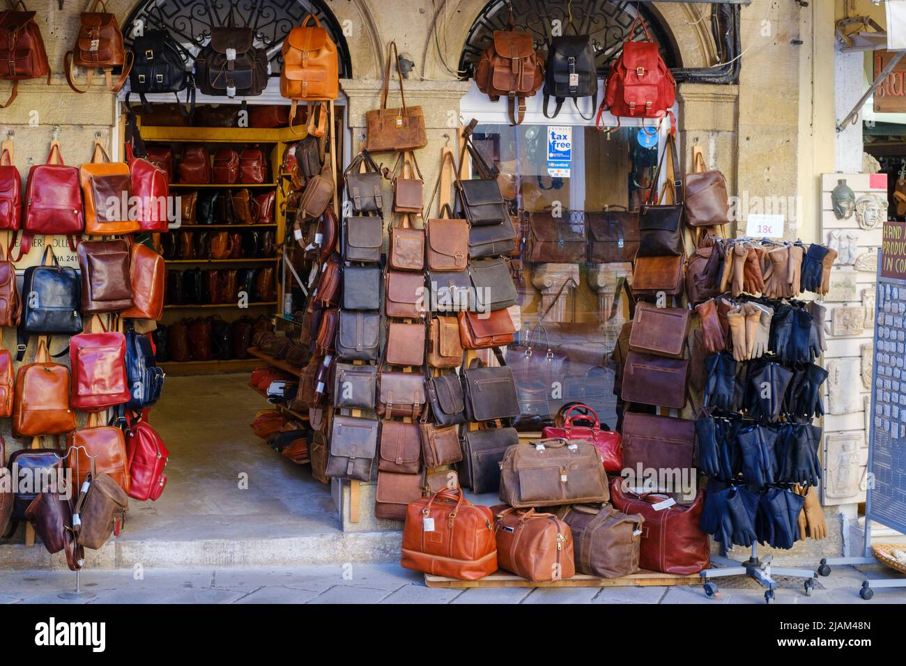 Bancarelle di pelletteria nel mercato, città di Corfù, Corfù o Kerkyra, Grecia Foto Stock