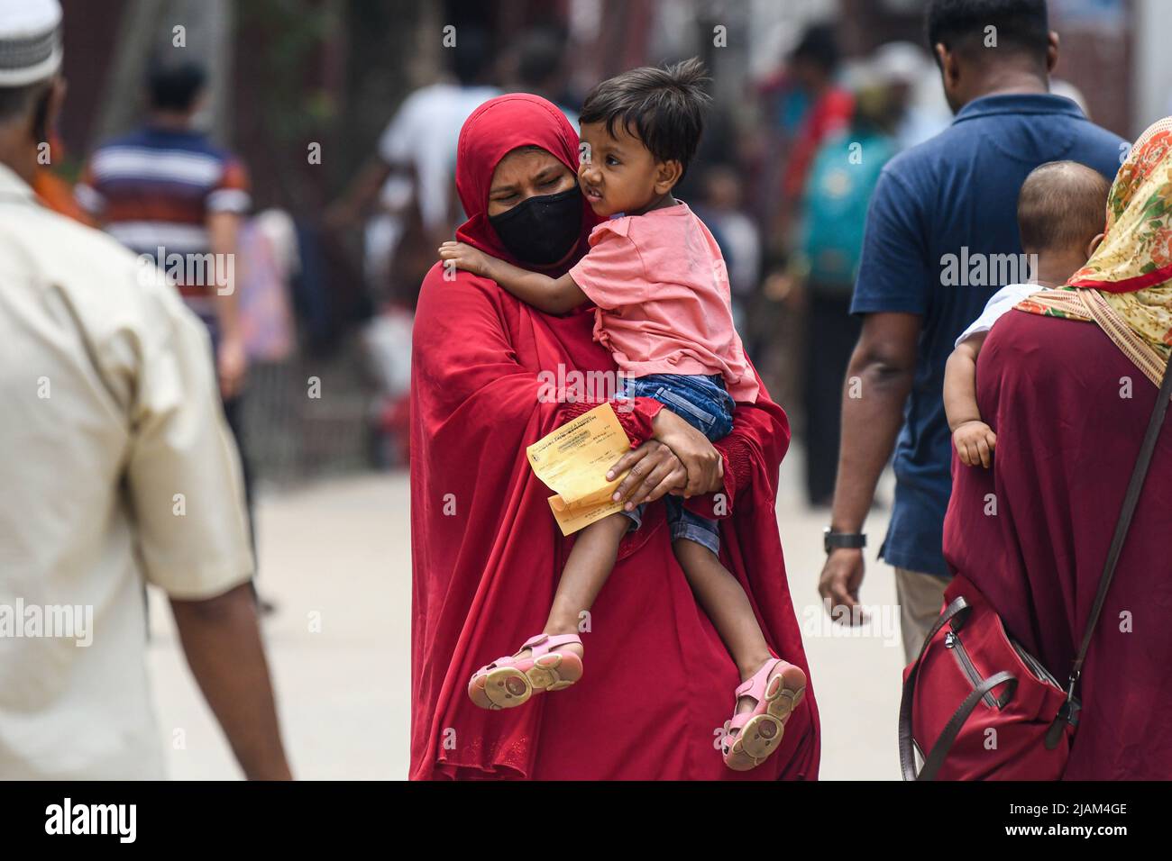 Dhaka, Bangladesh. 31st maggio 2022. Una donna porta il suo bambino al Dhaka Shishu (Bambini) Hospital per il trattamento. Il numero di pazienti nell'ospedale pediatrico della capitale sta aumentando giorno per giorno e soffre di varie malattie, tra cui diarrea e colera. Credit: SOPA Images Limited/Alamy Live News Foto Stock