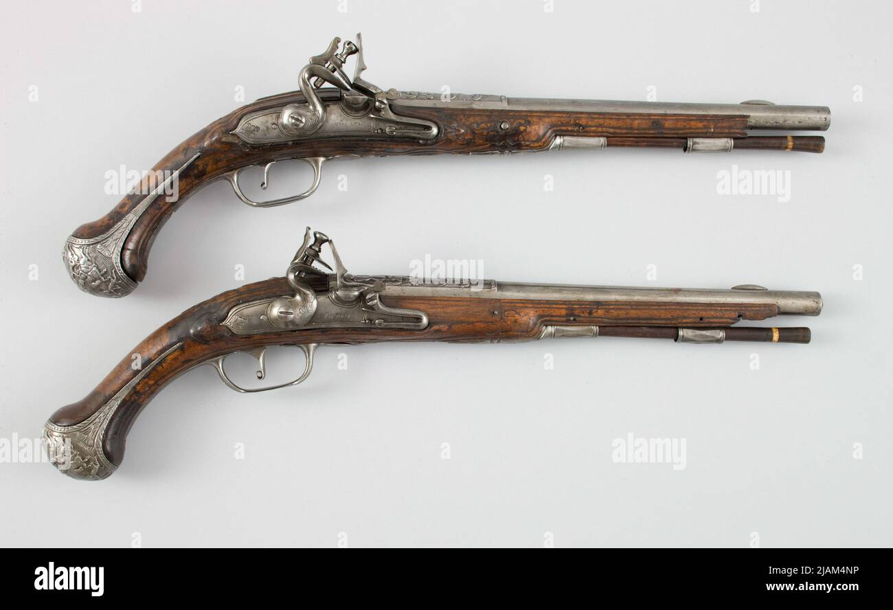 Un paio di pistole con un castello di roccia montagna Foto Stock