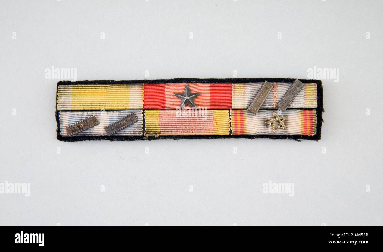 Decorazioni baret cucito in due file su un abito nero fondazione etichetta sconosciuta Foto Stock