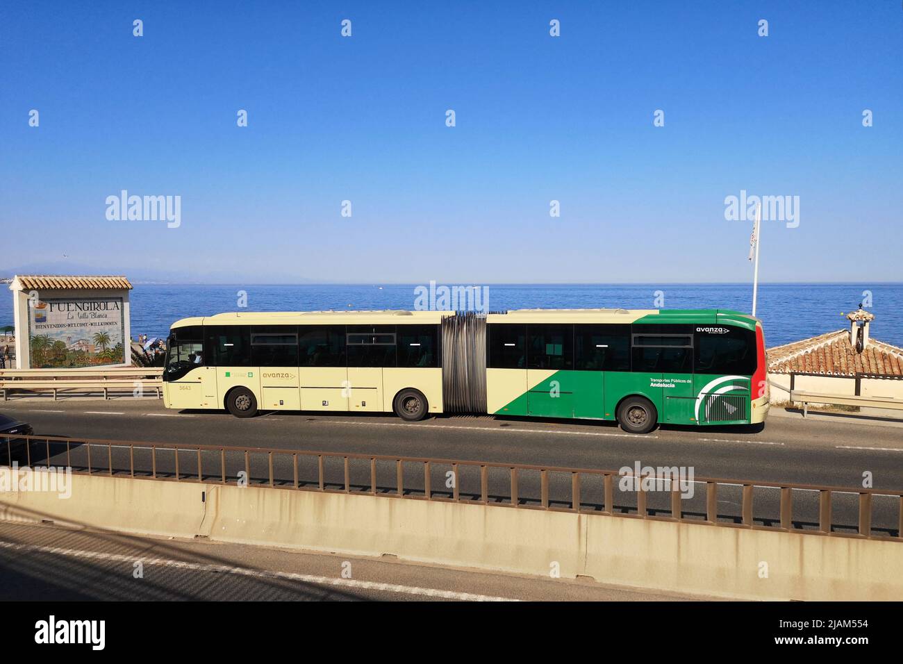 Autobus articolato alla fermata dell'autobus sull'autostrada A7. Fuengirola, provincia di Malaga, Spagna. Foto Stock