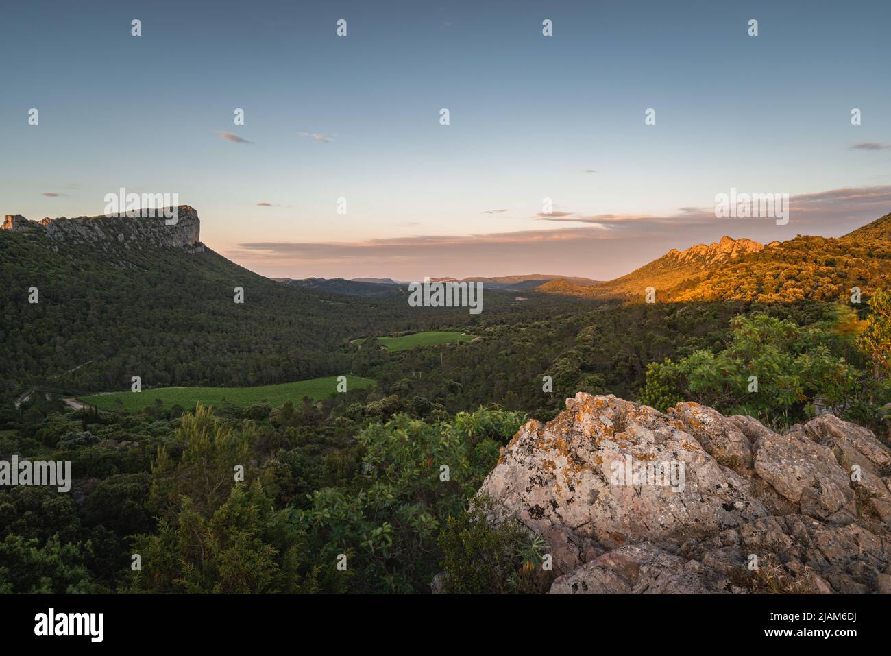 Vista di Pic Saint-Loup e Pic de l'Hortus, due famose montagne nel sud Fance Foto Stock