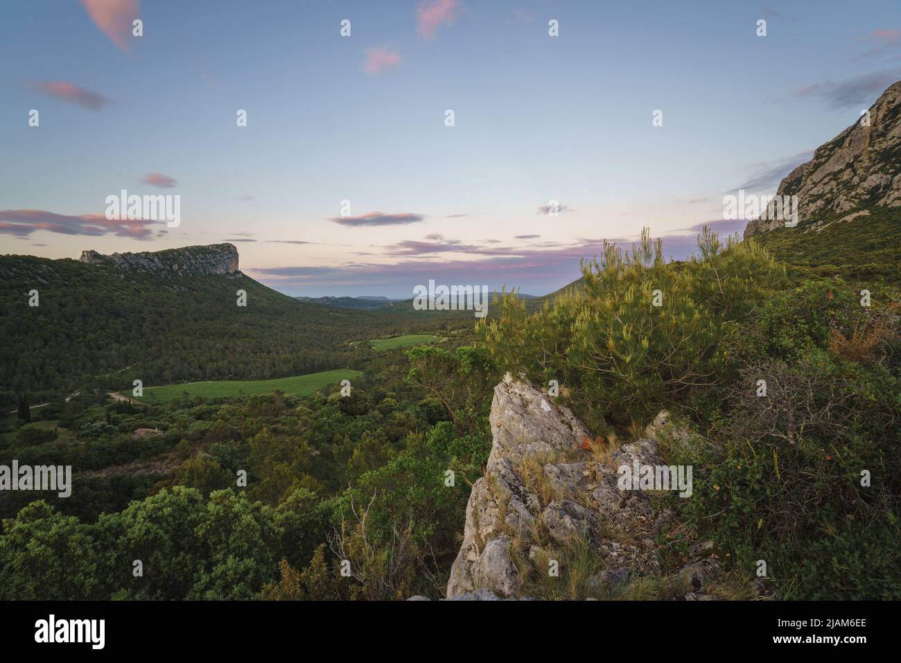 Vista di Pic Saint-Loup e Pic de l'Hortus, due famose montagne nel sud Fance Foto Stock