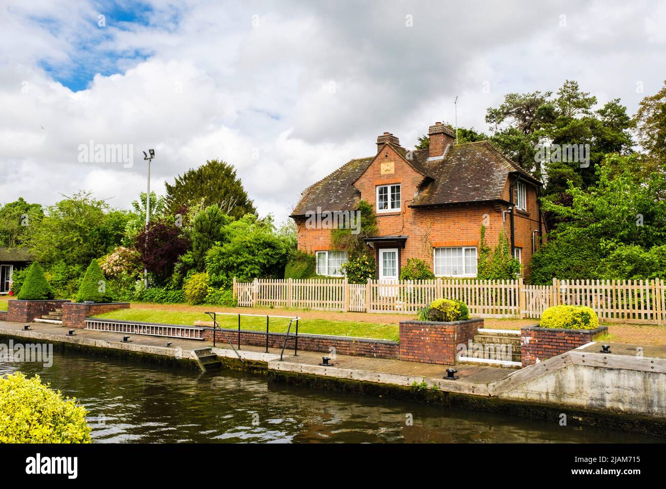Hambledon lucchetto e custode cottage sul Tamigi. Remenham, Berkshire, Inghilterra, Regno Unito, Gran Bretagna Foto Stock