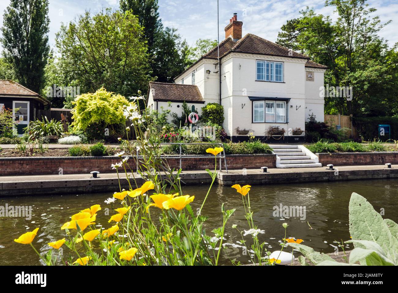 Gli armadietti cottage a Marlow lock sul Tamigi. Marlow, Buckinghamshire, Inghilterra, Regno Unito, Gran Bretagna Foto Stock