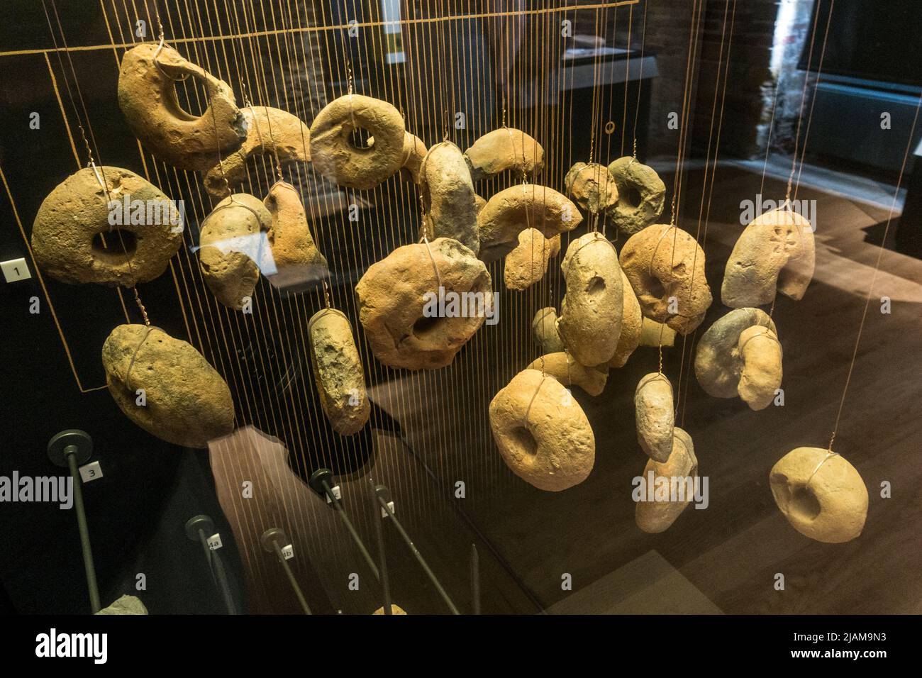 Pesi di primo apparire (7th-9th cen.) appesi ad un telaio di tettile in mostra a Cholmley House, Whitby Abbey Museum, Whitby, North Yorkshire, Inghilterra. Foto Stock