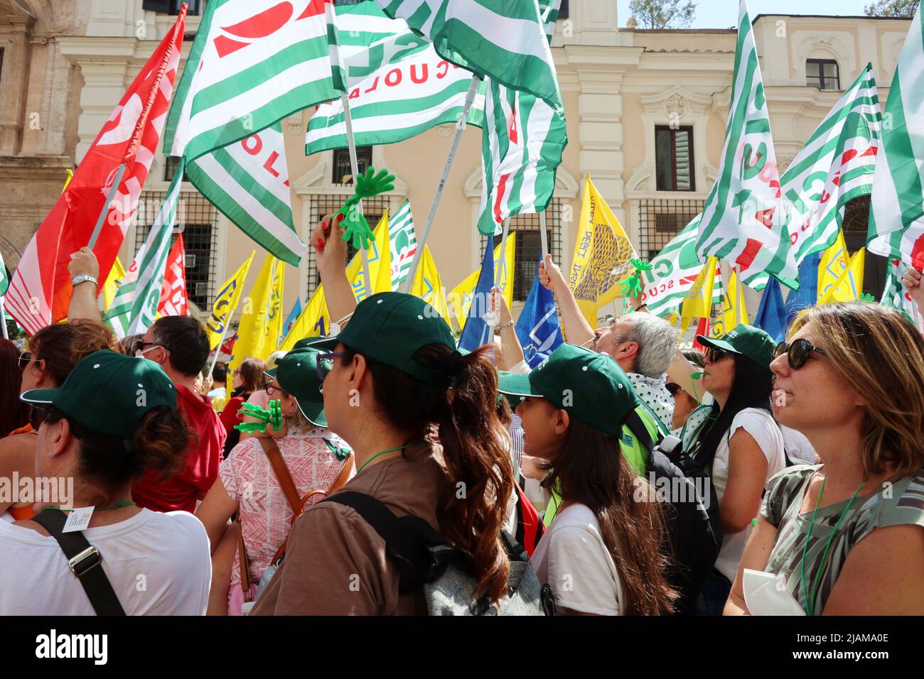 Roma, Italia. 30th maggio 2022. Proteste del settore educativo a Roma, Italia, maggio 30 2022. Gli insegnanti e il personale delle scuole hanno organizzato lunedì uno sciopero nazionale per tutto il giorno con un raduno in Piazza Santi Apostoli, Roma. CGIL, Cisl, Uil, Snals, Gilda e Anief Trade Unions hanno chiamato lo sciopero per protestare contro il decreto legge 36 sul reclutamento e la riduzione di quasi dodici mila posti di lavoro. Centinaia di persone provenienti da tutta Italia arrivarono a Roma. (Foto di Elisa Gestri/Sipa USA) Credit: Sipa USA/Alamy Live News Foto Stock