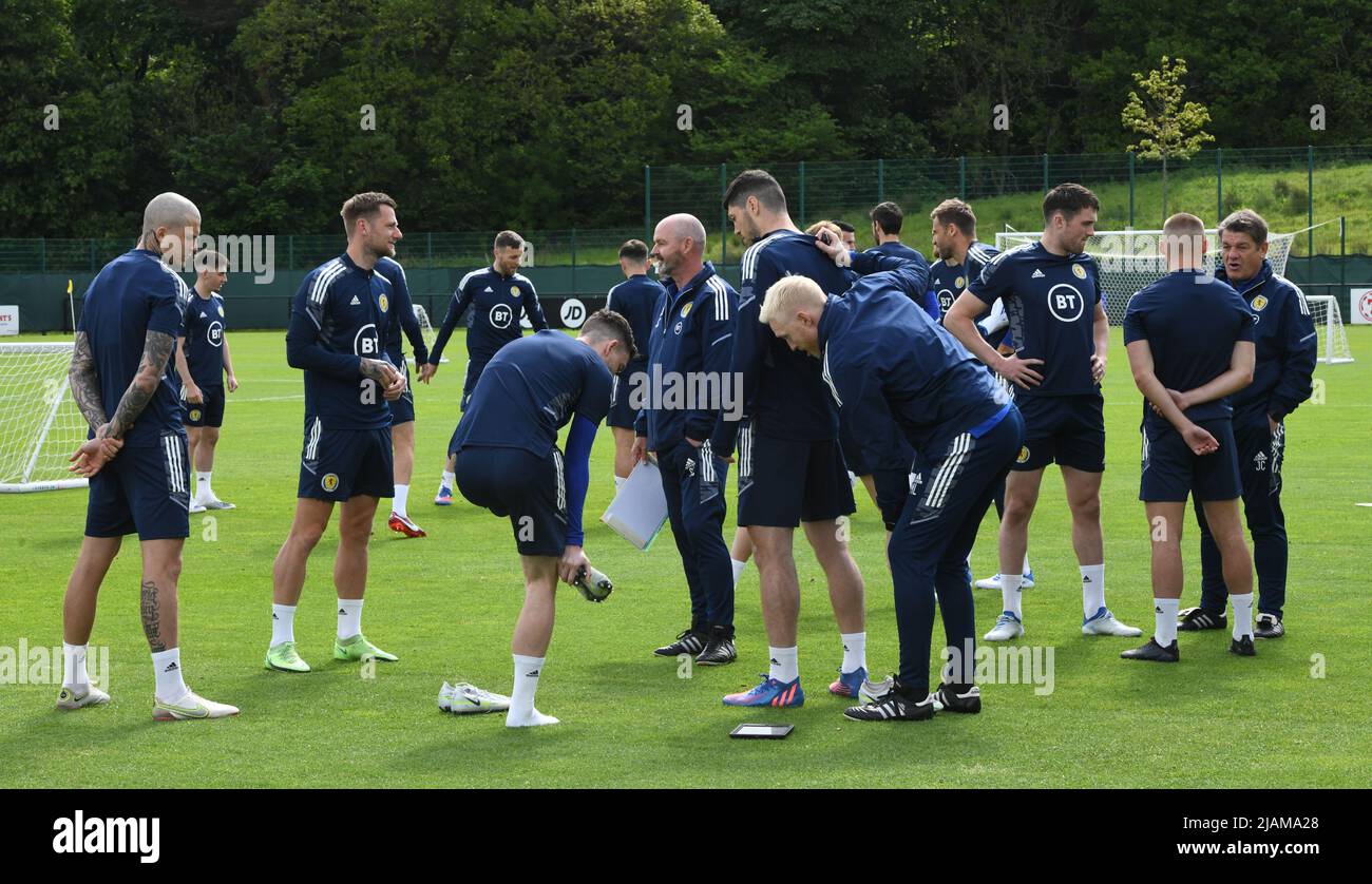 Oriam Sports Centre Edinburgh.Scotland.UK. 31st maggio 22 sessione di formazione in Scozia per FIFA WCQ .Play -Off semi-Final Match vs Ucraina il responsabile in Scozia Steve Clarke (C) parla con Squad . Credit: eric mccowat/Alamy Live News Foto Stock