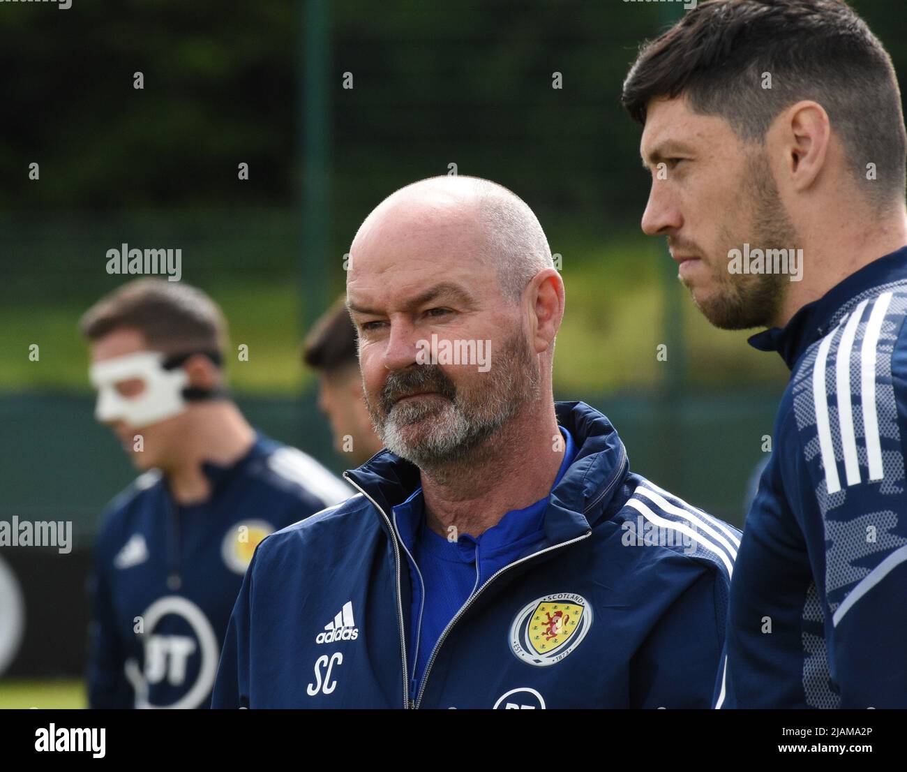 Oriam Sports Centre Edinburgh.Scotland.UK. 31st maggio 22 Scotland Training Session for FIFA WCQ .Play -Off semi-Final Match vs Ucraina Scotland Manager Steve Clarke & Scott McKenna Credit: eric mccowat/Alamy Live News Foto Stock