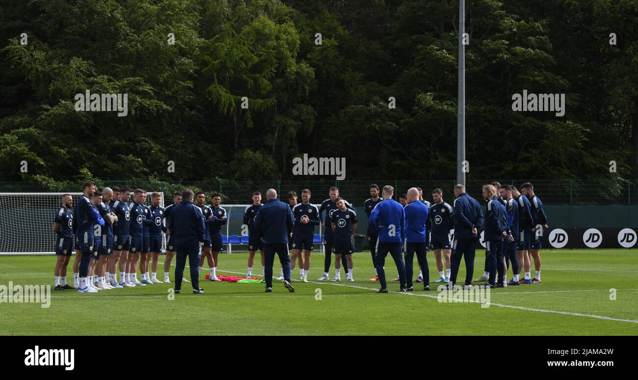 Oriam Sports Centre Edinburgh.Scotland.UK. 31st Maggio 22 Scotland Training Session for FIFA WCQ .Play -Off semi-Final Match vs Ucraina il manager scozzese Steve Clarke (C) dà istruzioni alla squadra . Credit: eric mccowat/Alamy Live News Foto Stock