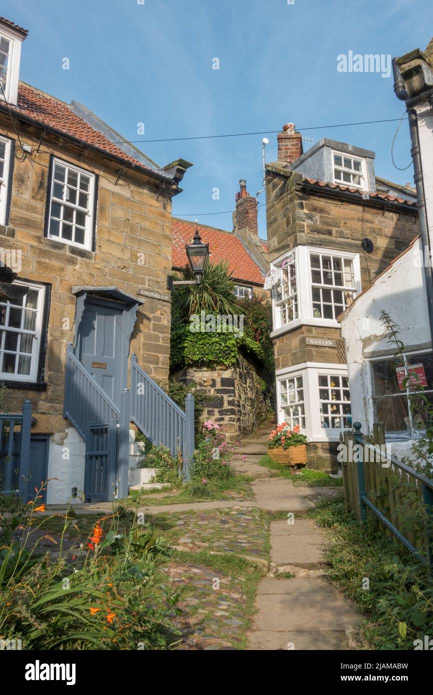 Piccole case tipiche su stradine di Robin Hood's Bay, North Yorkshire, Regno Unito. Foto Stock