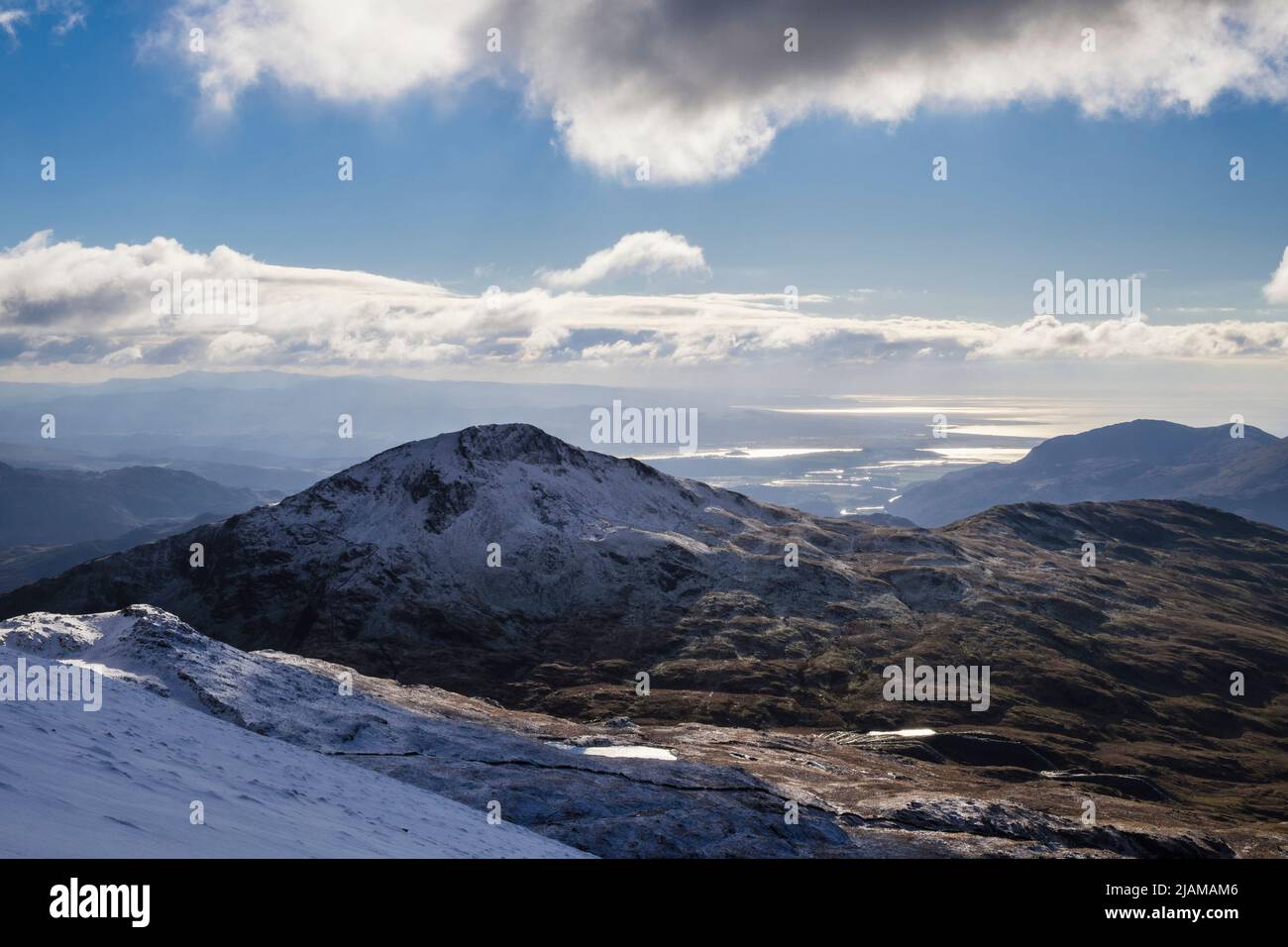 Vista di Yr Aran e costa da Rhyd DDU sentiero sulle piste di Snowdon in inverno nel Parco Nazionale di Snowdonia. Rhyd DDU, Gwynedd, Galles del Nord, Regno Unito, Gran Bretagna Foto Stock