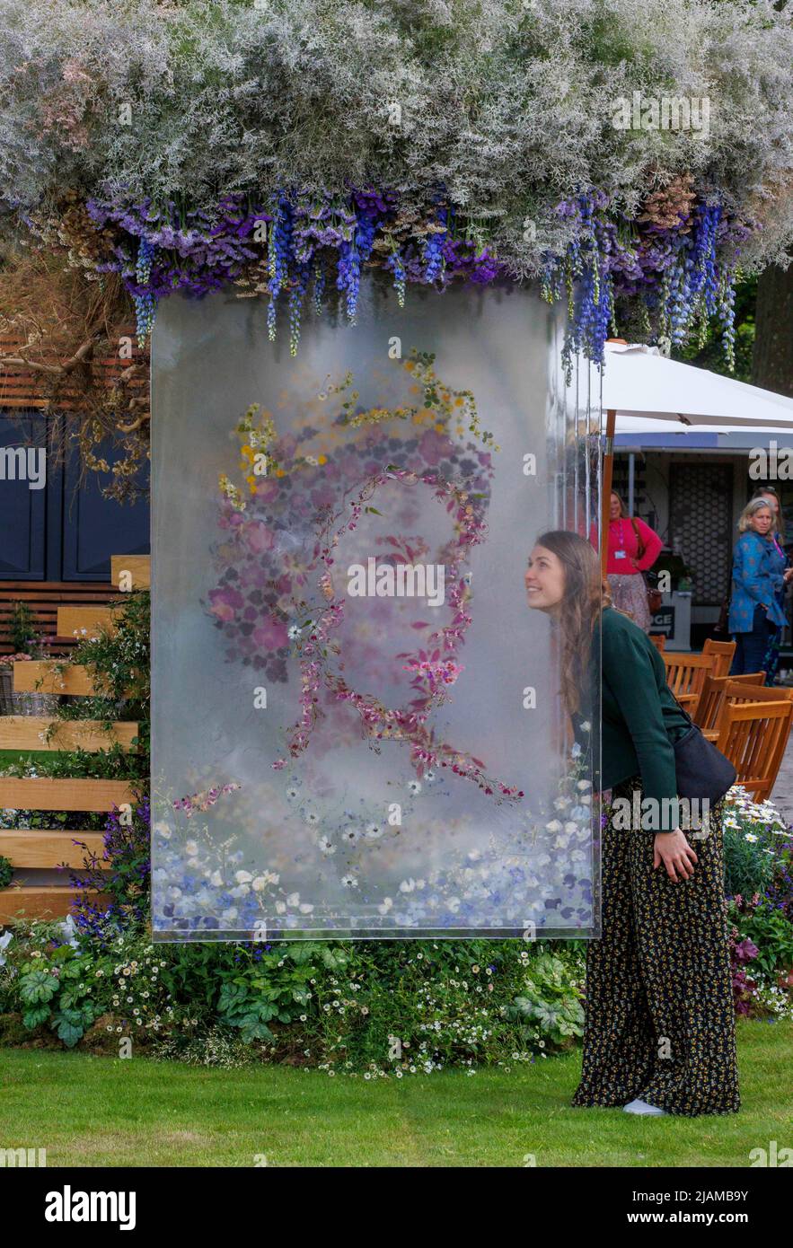 Una mostra floreale raffigurante la Regina Elisabetta II sulla Main Avenue al Chelsea Flower Show RHS 2022. Foto Stock