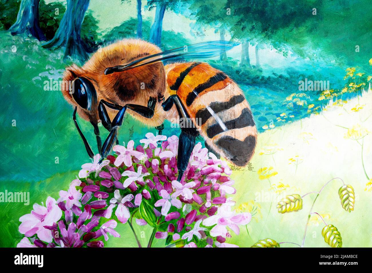 Pittura di un'ape e fiore a Box Hill Surrey Foto Stock