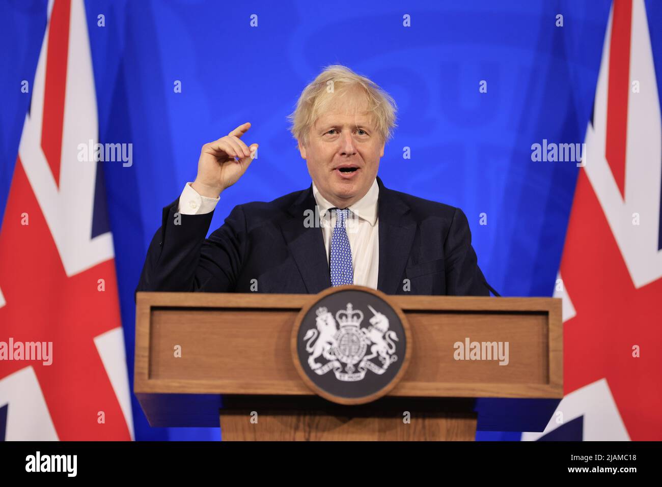 Il primo ministro Boris Johnson parla a una conferenza stampa in risposta alla pubblicazione del rapporto sue Gray in 'Partygate' a Downing Street, ma Foto Stock