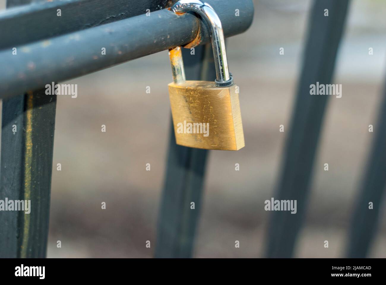Lucchetto chiuso in oro in orizzontale, con spazio per la copia sottostante Foto Stock