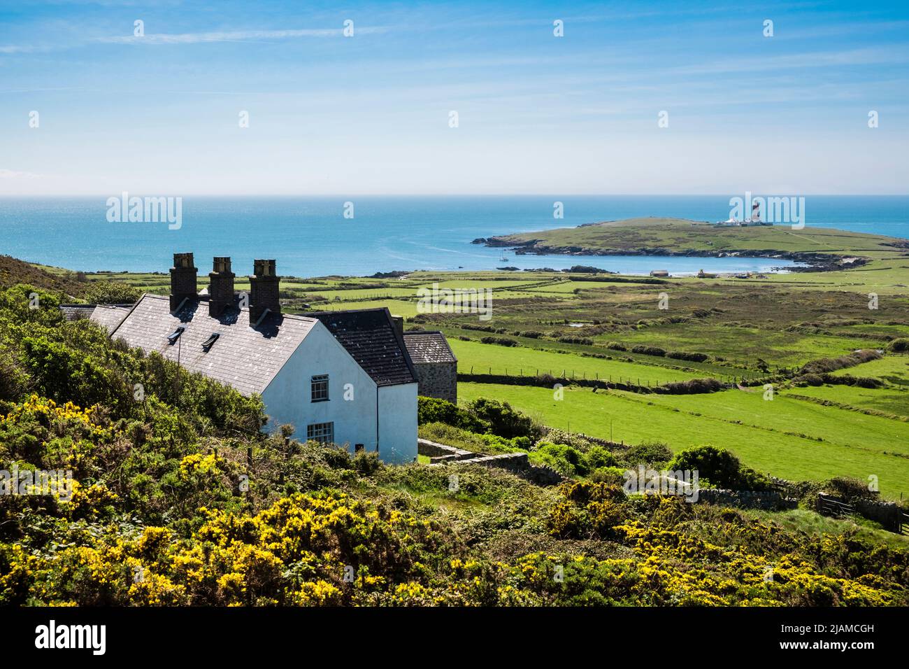 Vista dall'alto di Bardsey Bird e Field Observatory su Ynys Enlli o Bardsey Island, Llyn Peninsula, Gwynedd, North Wales, UK, Regno Unito Foto Stock