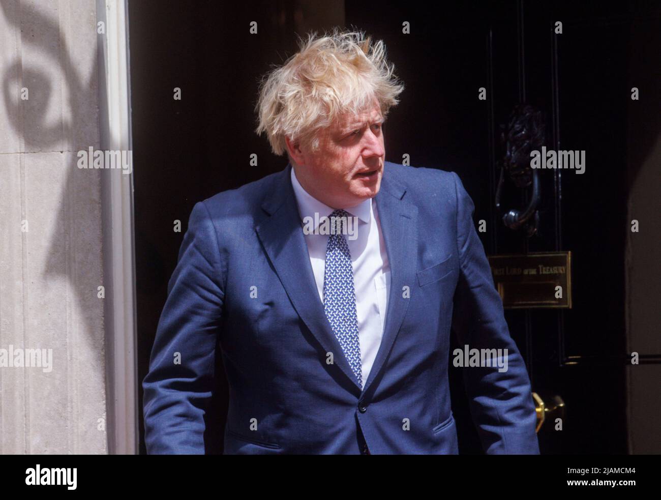 Primo Ministro del Regno Unito, Boris Johnson, al numero 10 Downs Street. Egli è stato indagato sulle presunte parti al numero 10 e ha ricevuto un'ammenda. Foto Stock