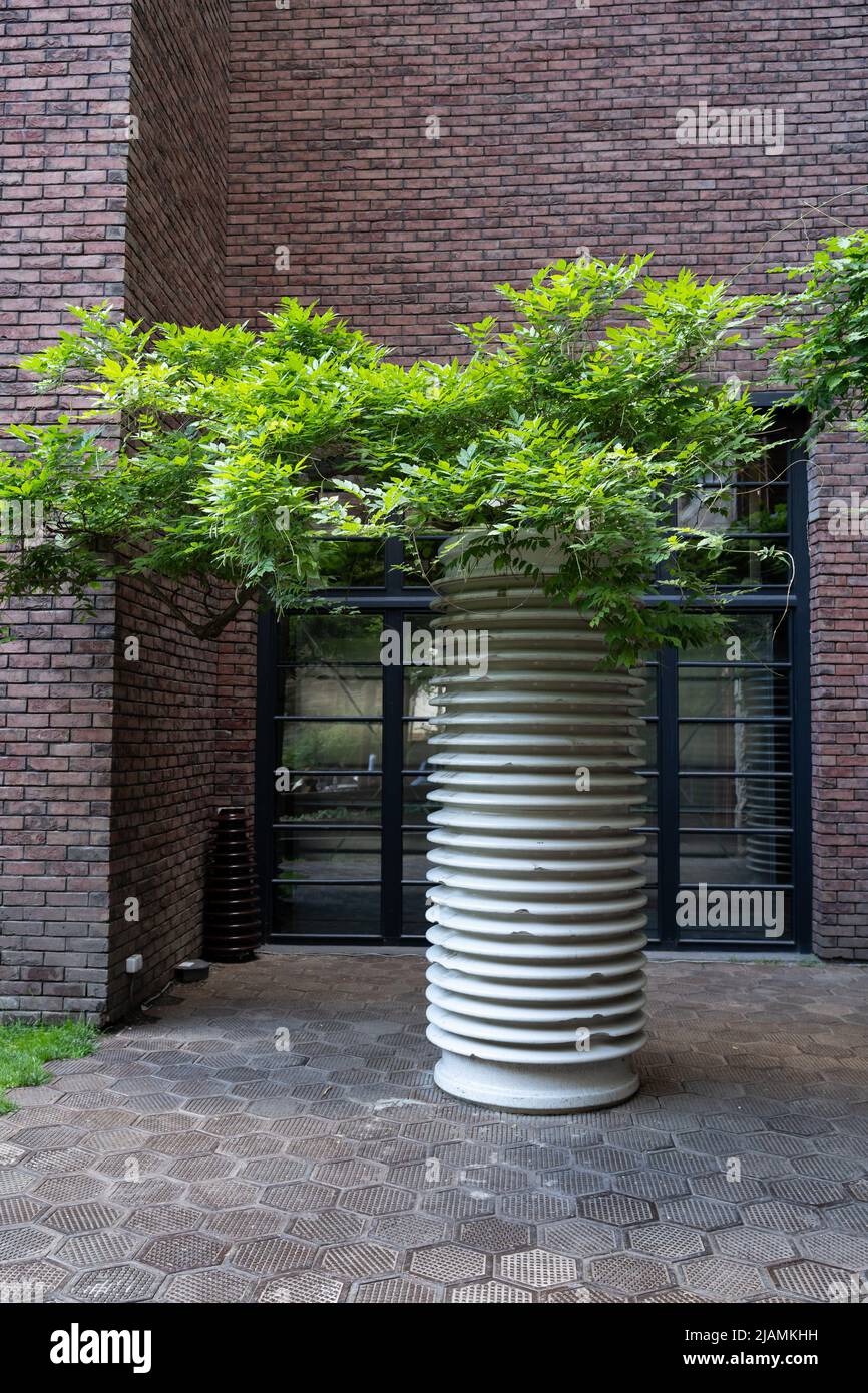 Uso di vecchi impianti industriali come piantatrice per alberi e piante in paesaggio urbano. Giungla urbana Foto Stock