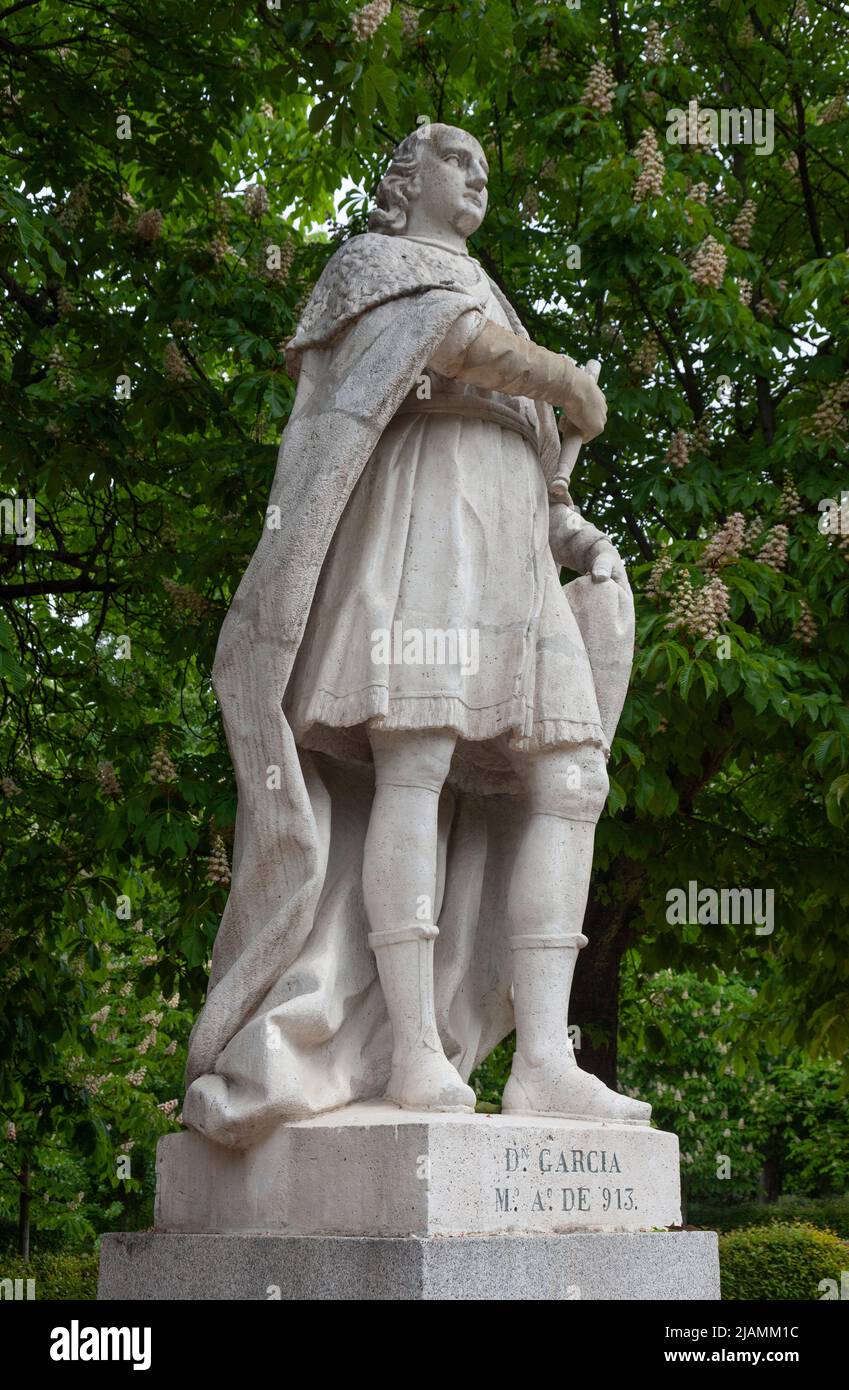 Statua di Don García i, re di Leon, di Sabatini, sul Paseo de Argentina, o Paseo de las Estatuas: El Retiro Park, Madrid, Spagna Foto Stock