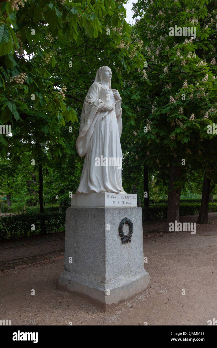 Statua della Regina Juana della Castiglia, nota anche come Juana la Loca (Joanna la Mad), che fu aggiunta nel 2022 al Paseo de Argentina, El Retiro Park, Madrid, Spagna Foto Stock