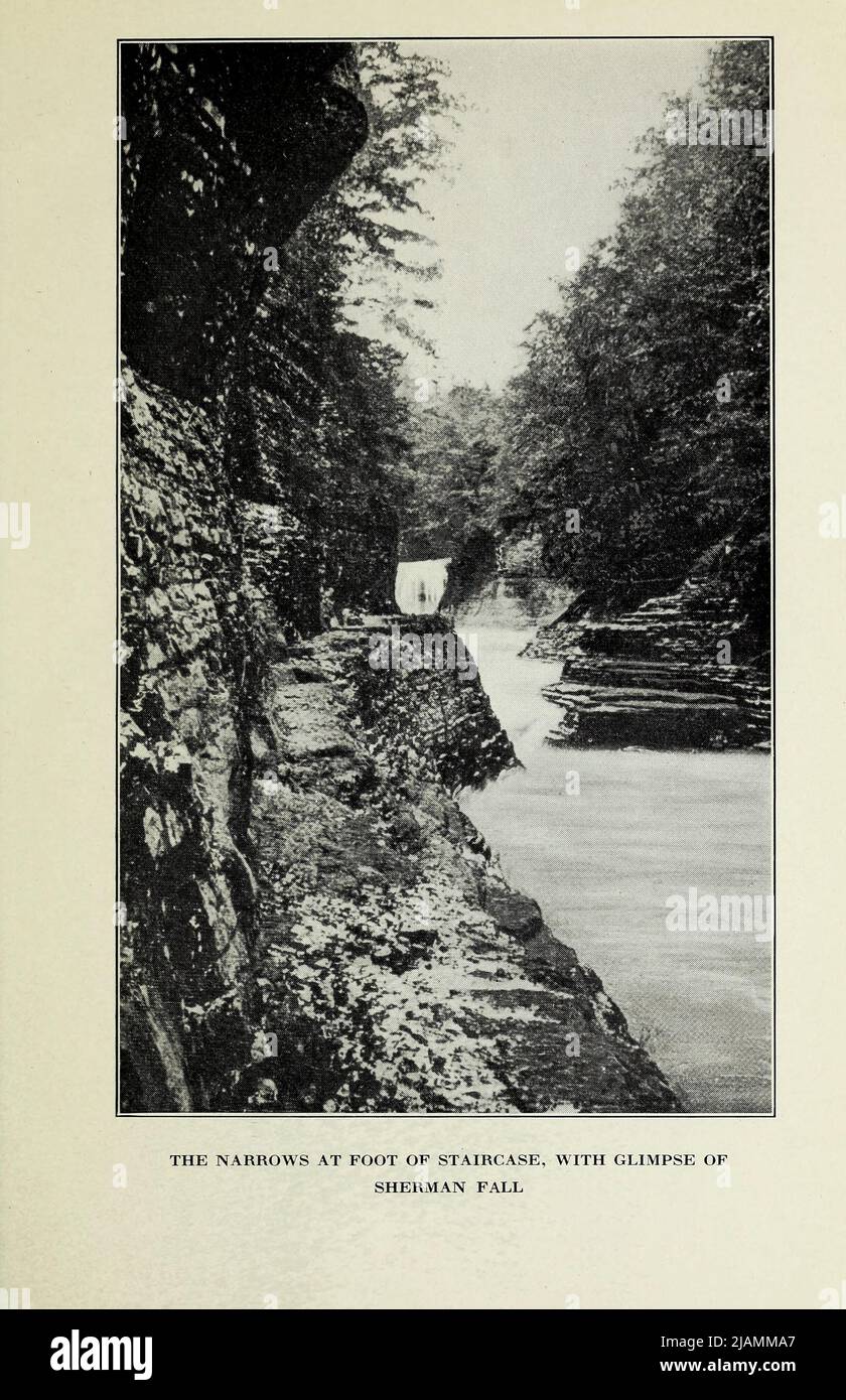 I RESTRINGI AI PIEDI DELLA SCALA, CON SCORCIO DI SHERMAN CADUTA dal libro ' l'era d'oro di Trenton Falls ' di Charlotte Agnes Uhlein Pitcher, Pubblicazione data 1915 Editore Utica, N.Y. : c.a. Pitcher descrive la bellezza delle Cascate di Trenton prima del suo damming da una compagnia di potere e fornisce numerose descrizioni dai visitatori alle Cascate spettacolari [Trenton Falls è una cascata sul West Canada Creek[1] a Trenton, New York. Percorsi panoramici sono stati sviluppati da Brookfield Renewable Power e la città di Trenton. Le cadute sono state e utilizzate per produrre energia elettrica idrogenerata a partire dal earl Foto Stock