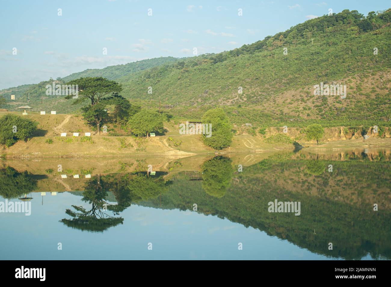 Lago tranquillo con un riflesso di colline di mattina beautyful Foto Stock