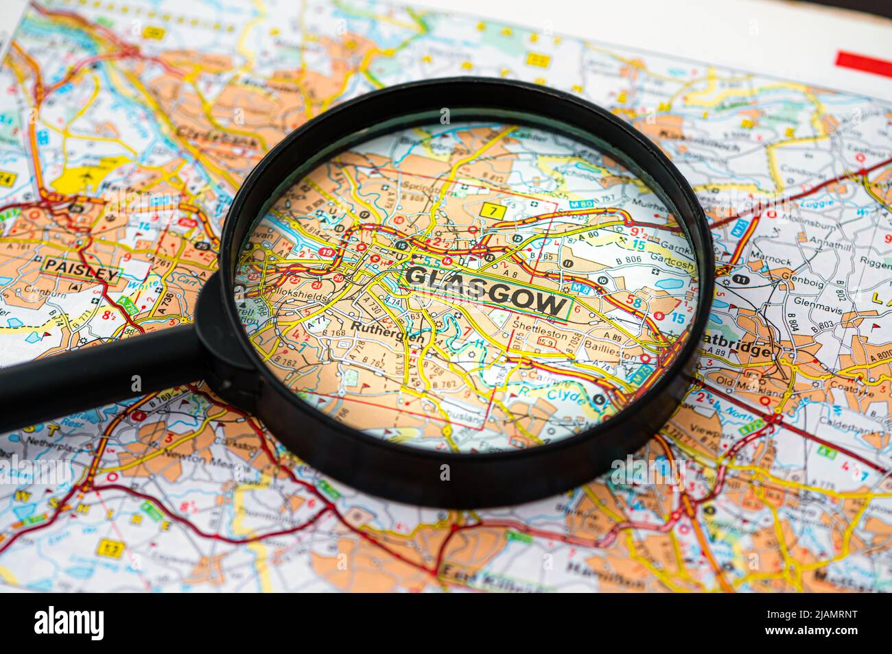 mappa di Glasgow in Scozia attraverso lente d'ingrandimento, concetto di pianificazione dell'itinerario di viaggio Foto Stock