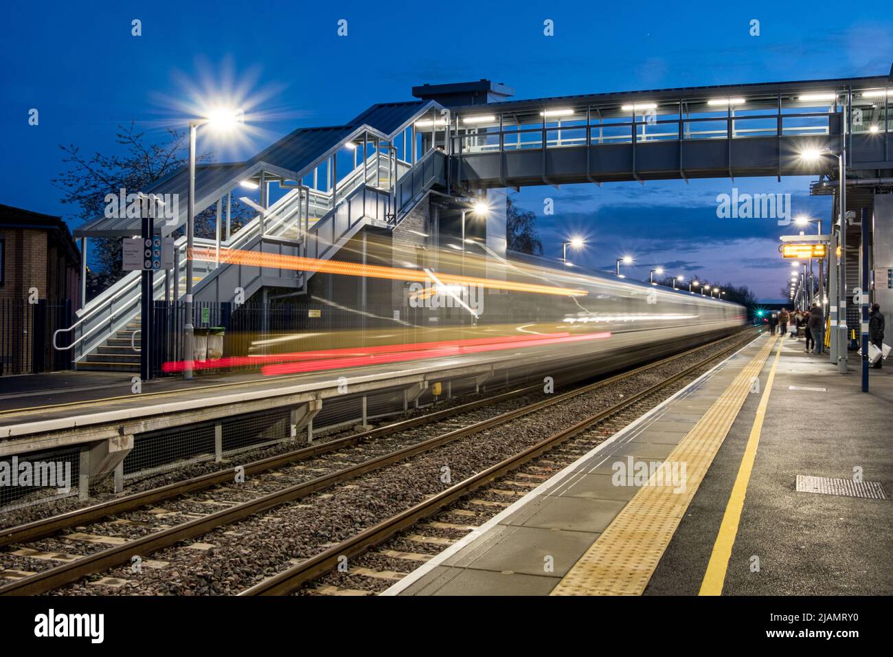 Lunga esposizione, immagini notturne di Bicester Village Station (ex Bicester Town Station). Foto Stock