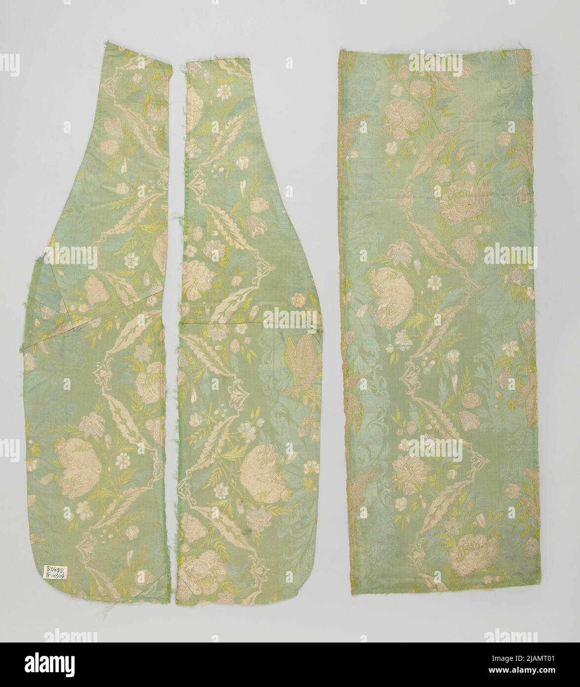 Frammenti di tessuto di seta un fiume di un fiume ondulato intrecciato con fiore sconosciuto Foto Stock