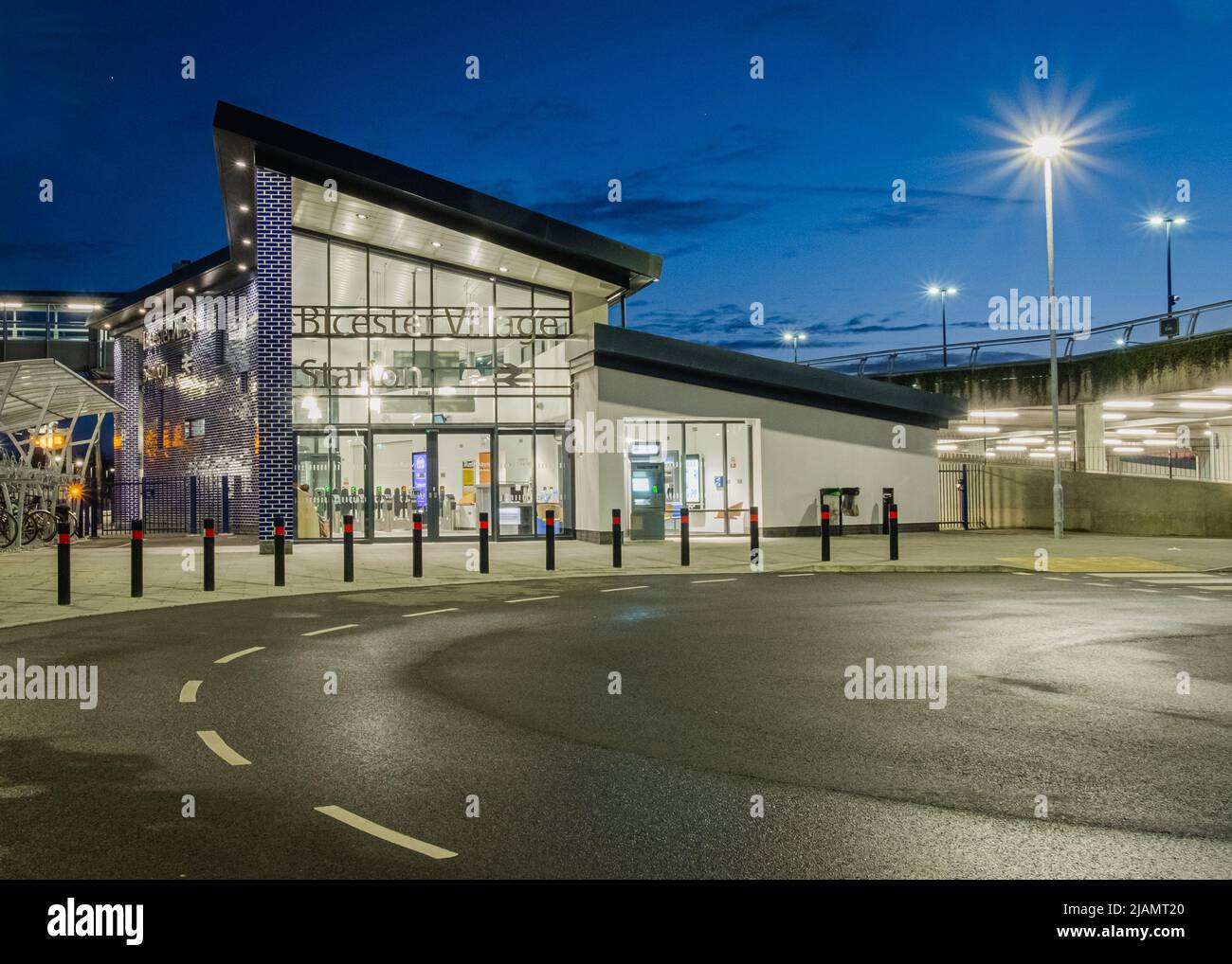 Lunga esposizione, immagini notturne di Bicester Village Station (ex Bicester Town Station). Foto Stock