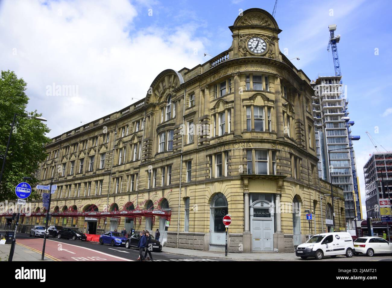 Manchester, Regno Unito. 31st maggio 2022. Esterno della stazione ferroviaria Victoria, Manchester, Regno Unito. I viaggiatori che arrivano alle stazioni ferroviarie di Manchester, Inghilterra, Regno Unito hanno trovato più treni del solito cancellati nel mezzo della fuga di viaggio a metà termine. Ciò avviene in quanto i lavoratori ferroviari hanno recentemente votato in modo schiacciante a favore di uno sciopero nazionale durante l'estate e i ritardi continuano in alcuni aeroporti del Regno Unito. Credit: Terry Waller/Alamy Live News Foto Stock