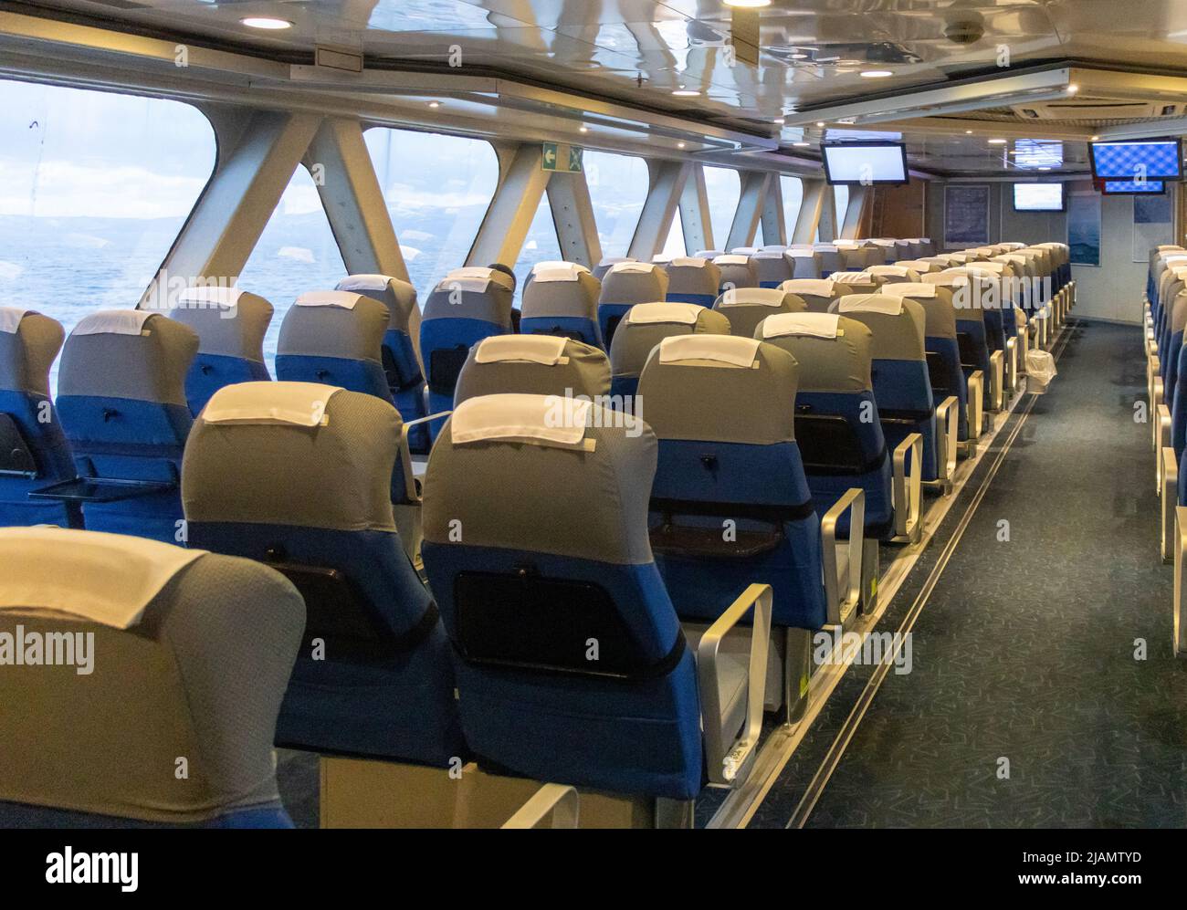 Posti passeggeri vuoti in una nave da crociera. Trasporto passeggeri via mare Foto Stock