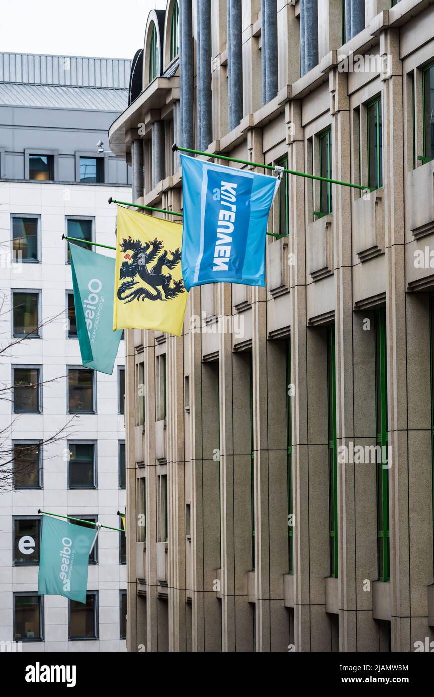 Quartiere degli affari di Bruxelles, Regione capitale di Bruxelles - Belgio - 02 04 2020 facciata e bandiere delle facoltà Odisee e Katholieke Foto Stock