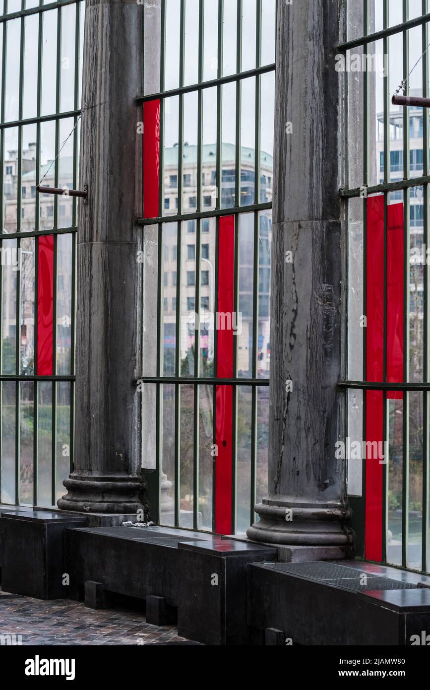 Quartiere degli affari di Bruxelles, Regione della capitale di Bruxelles - Belgio - 02 04 2020 vetrate rosse nella sala del Botanique Foto Stock