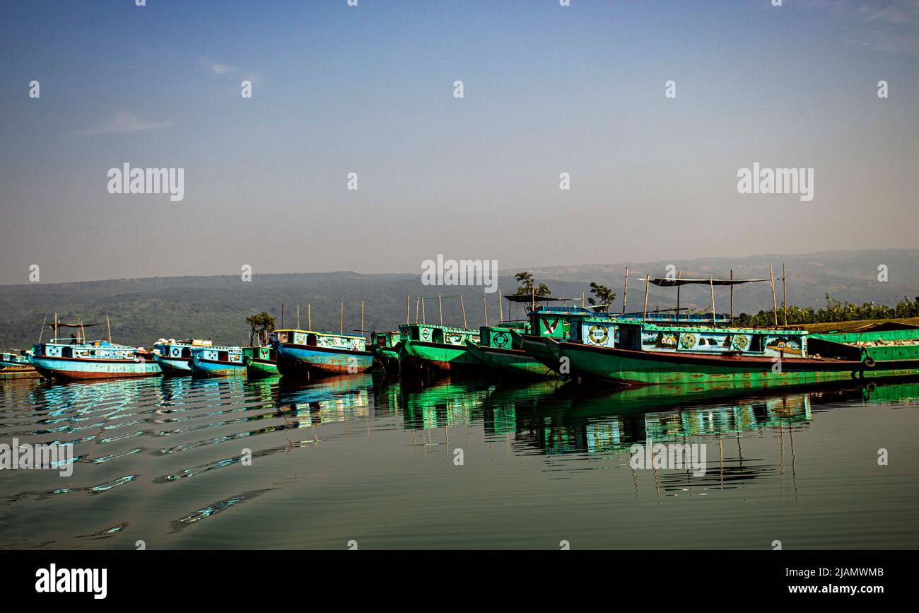 imbarcazione passeggeri che galleggia sulla riva di un fiume Foto Stock