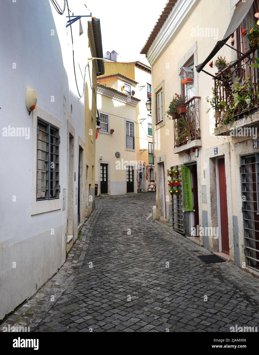 Tranquilla strada stretta vicino al Castello di San Giorgio, Lisbona, Portogallo Foto Stock
