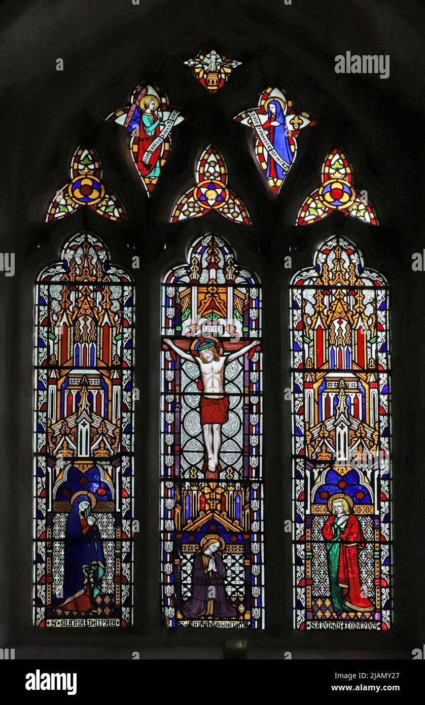 Una vetrata di Michael o'Connor raffigurante la Crocifissione di Cristo, la Chiesa di Santa Maria, Kinwarton, Warwickshire Foto Stock