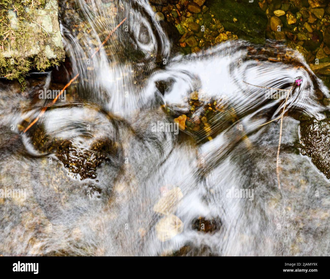 Un'immagine astratta con toni neutri. Acqua frushing con texture morbida a bassa velocità dell'otturatore. Meditativo, calmante Foto Stock